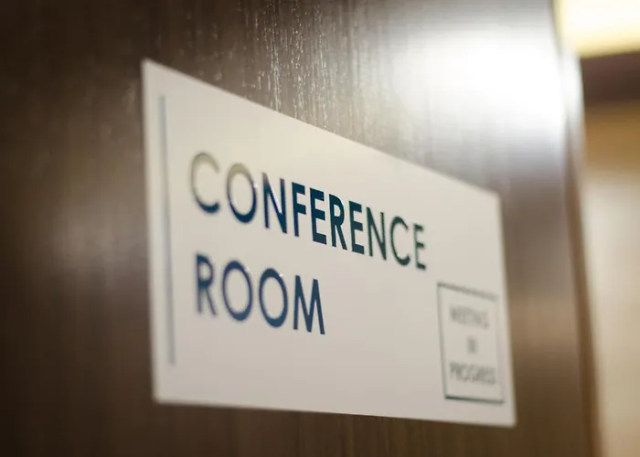 Vh Premier As & Meeting Center 4* 地拉那